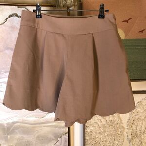 Womens Pleated Front Side Zip Pockets Scalloped Hem Shorts Light Brown Size 2